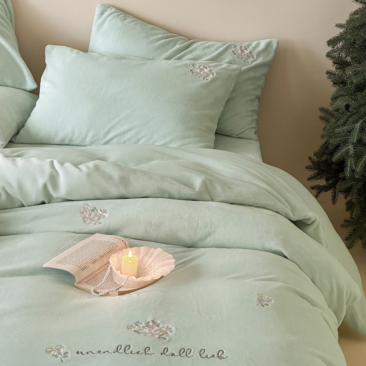 91家纺网 家纺一手货源 找家纺 （总）FORTWO家纺原创设计（FOR TWO家纺） 2025新款230克牛奶绒刺绣小清新牛绣花款四件套-