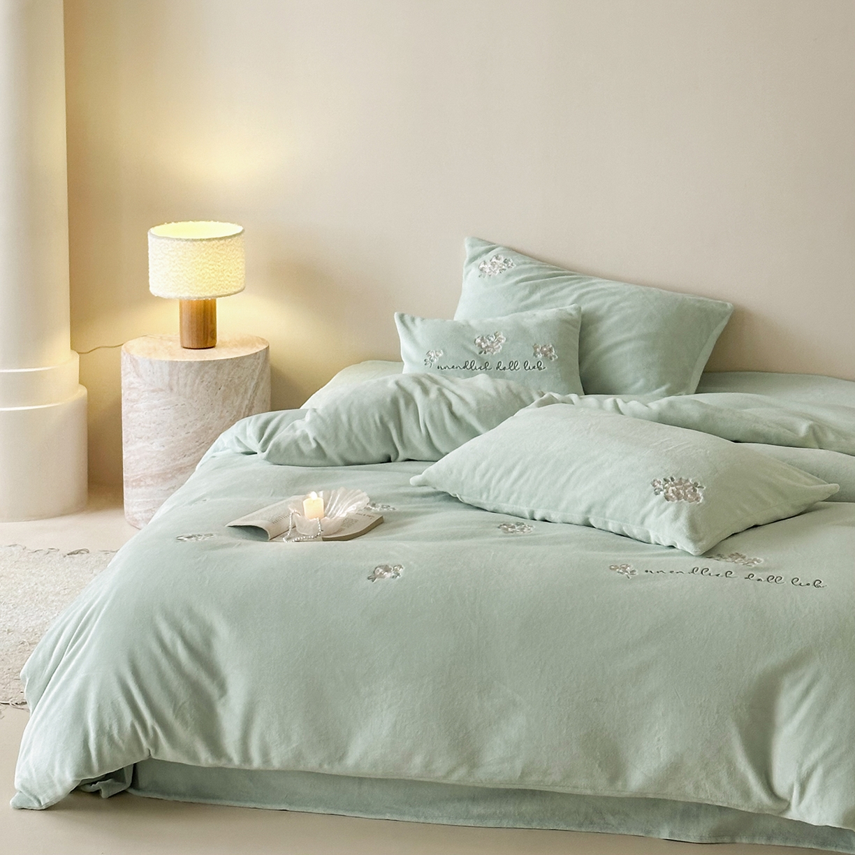 91家纺网 家纺一手货源 找家纺 （总）FORTWO家纺原创设计（FOR TWO家纺） 2025新款230克牛奶绒刺绣小清新牛绣花款四件套-