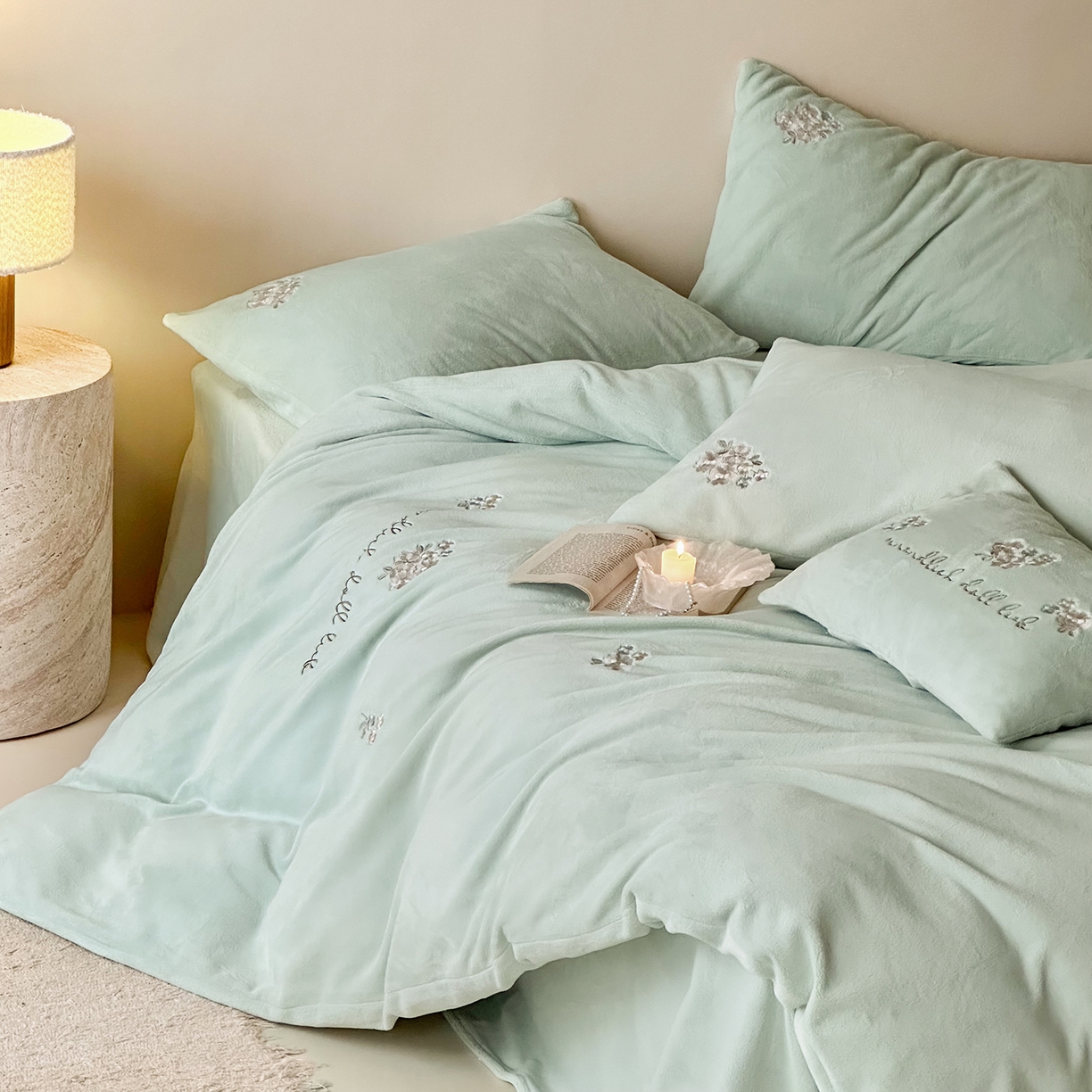 91家纺网 家纺一手货源 找家纺 （总）FORTWO家纺原创设计（FOR TWO家纺） 2025新款230克牛奶绒刺绣小清新牛绣花款四件套-