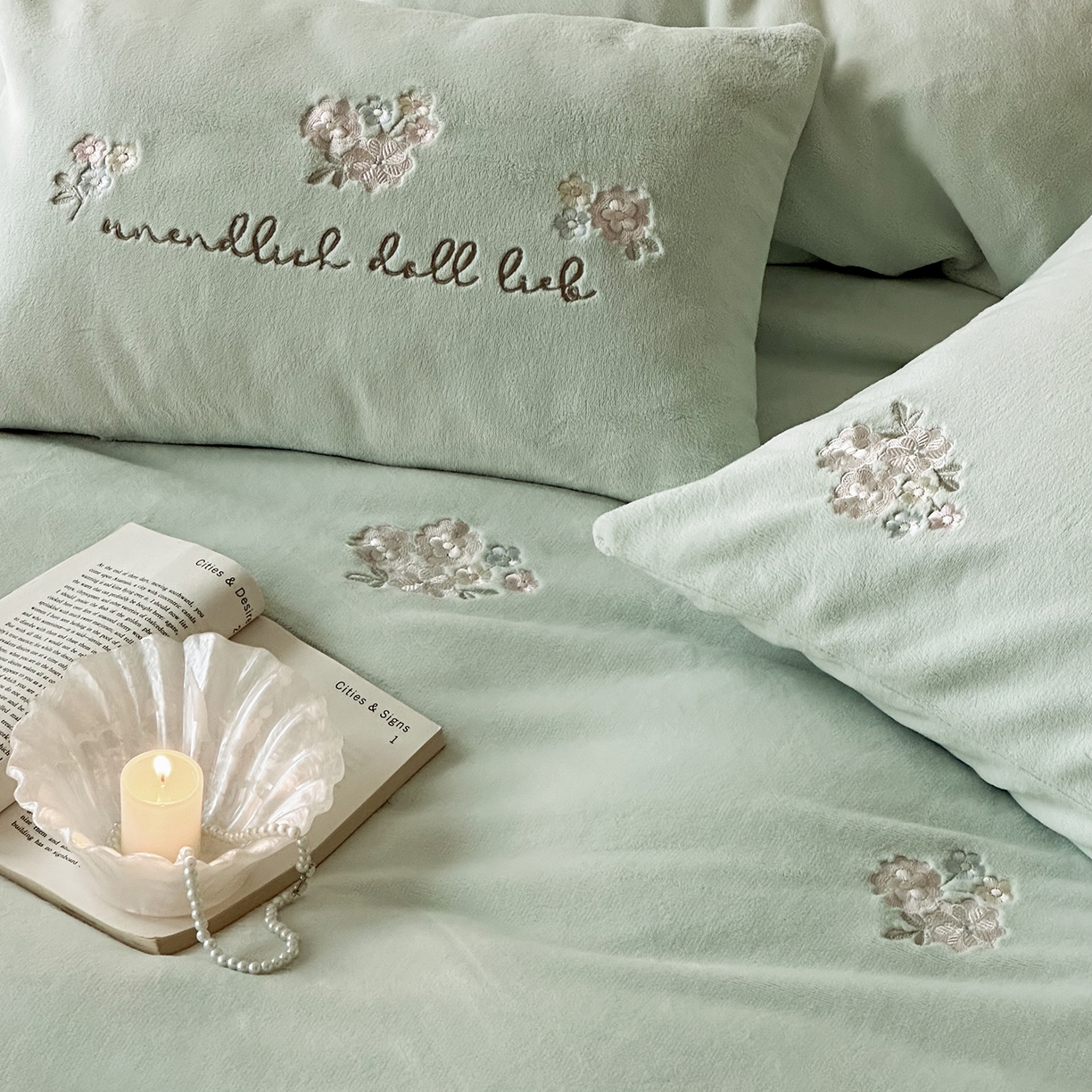 91家纺网 家纺一手货源 找家纺 （总）FORTWO家纺原创设计（FOR TWO家纺） 2025新款230克牛奶绒刺绣小清新牛绣花款四件套-