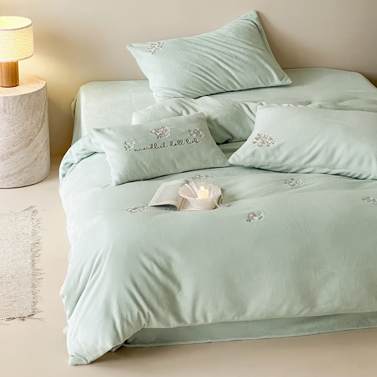 91家纺网 家纺一手货源 找家纺 （总）FORTWO家纺原创设计（FOR TWO家纺） 2025新款230克牛奶绒刺绣小清新牛绣花款四件套-