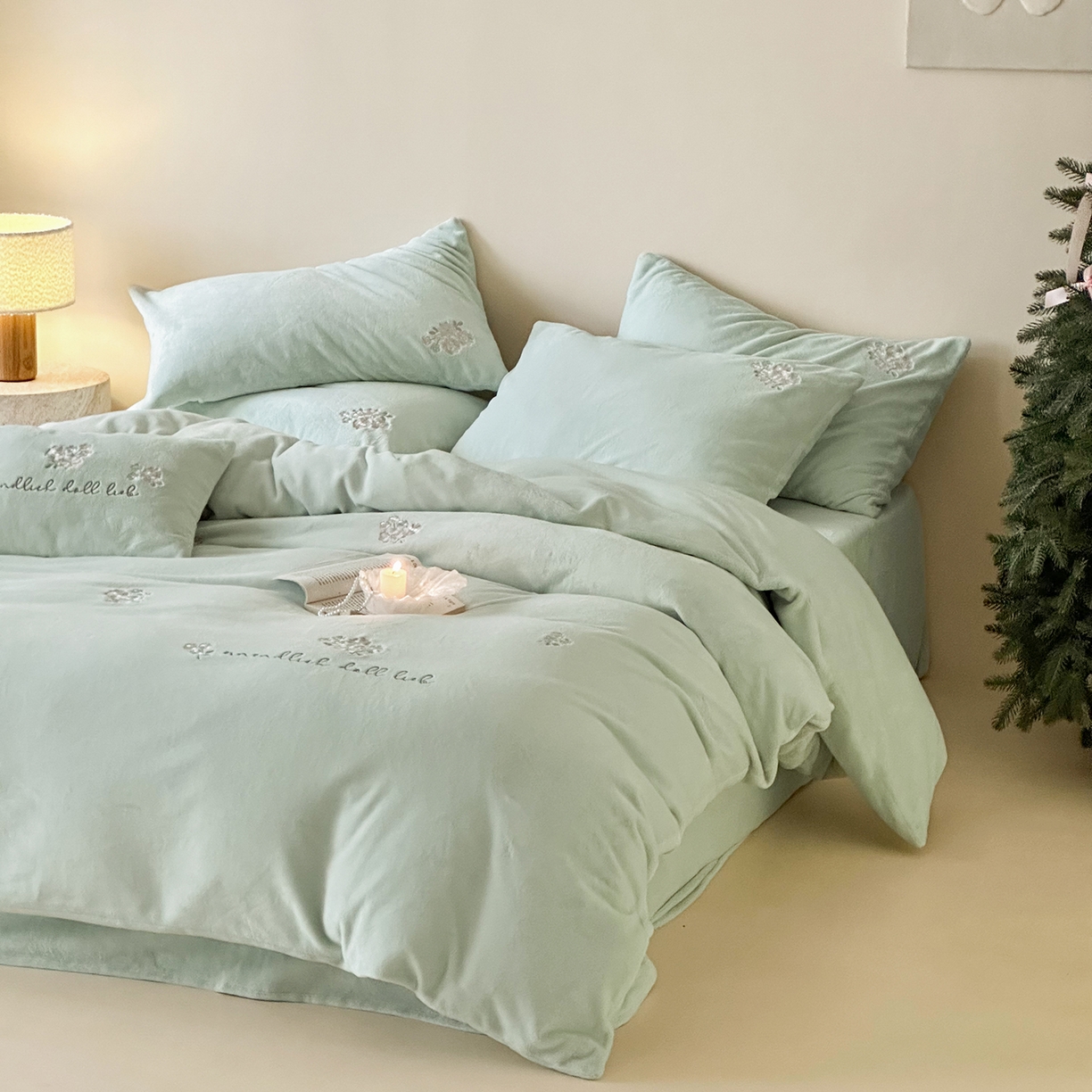 91家纺网 家纺一手货源 找家纺 （总）FORTWO家纺原创设计（FOR TWO家纺） 2025新款230克牛奶绒刺绣小清新牛绣花款四件套-