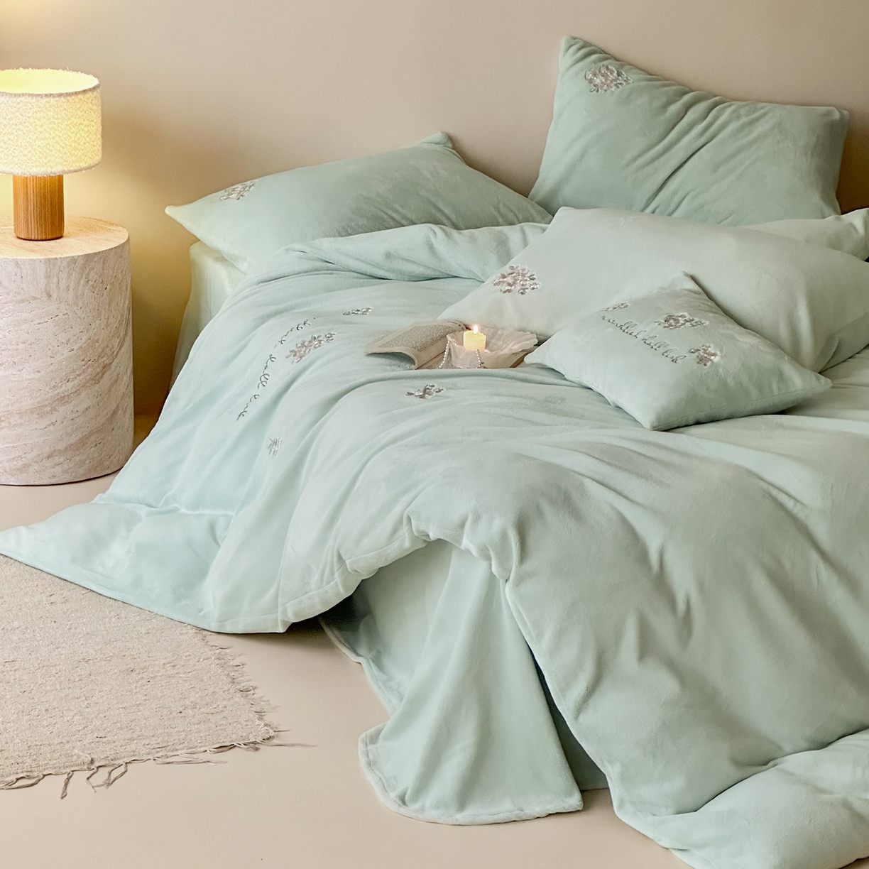 91家纺网 家纺一手货源 找家纺 （总）FORTWO家纺原创设计（FOR TWO家纺） 2025新款230克牛奶绒刺绣小清新牛绣花款四件套-