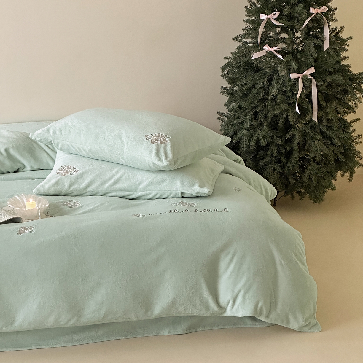 91家纺网 家纺一手货源 找家纺 （总）FORTWO家纺原创设计（FOR TWO家纺） 2025新款230克牛奶绒刺绣小清新牛绣花款四件套-