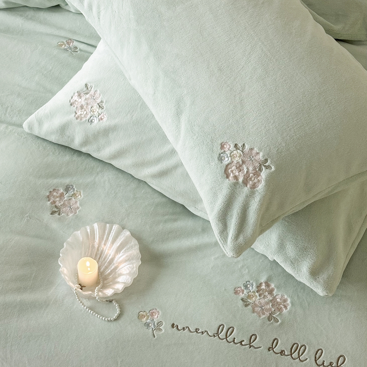 91家纺网 家纺一手货源 找家纺 （总）FORTWO家纺原创设计（FOR TWO家纺） 2025新款230克牛奶绒刺绣小清新牛绣花款四件套-