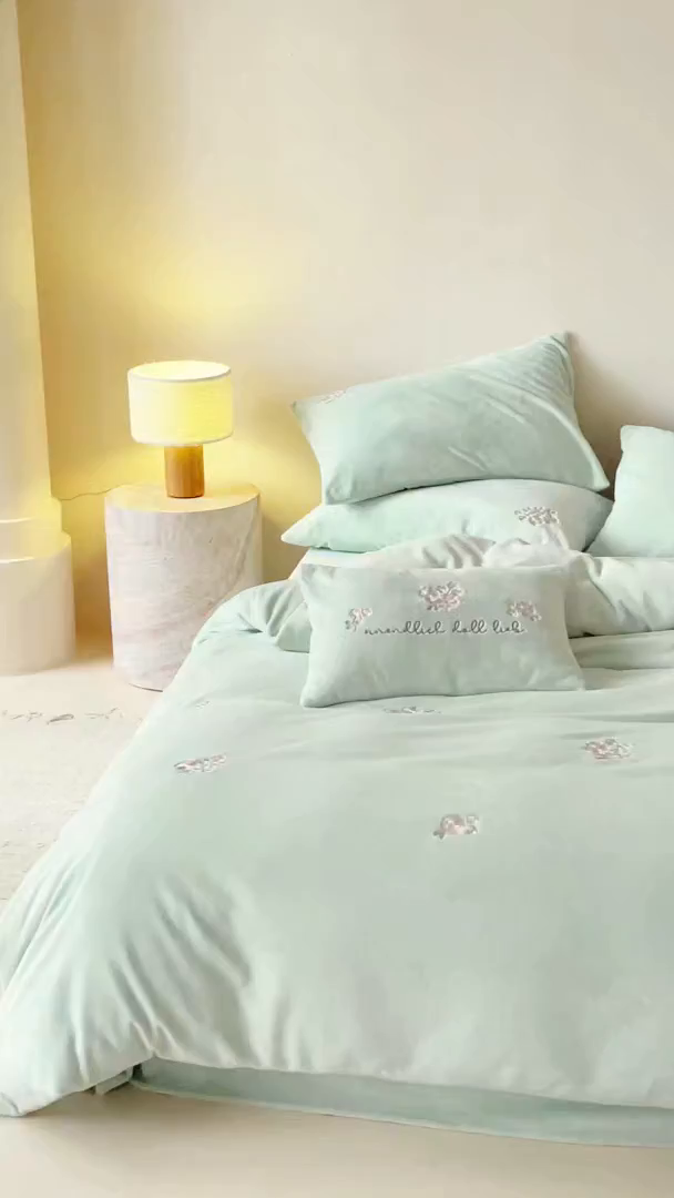 91家纺网 家纺一手货源 找家纺 （总）FORTWO家纺原创设计（FOR TWO家纺） 2025新款230克牛奶绒刺绣小清新牛绣花款四件套-