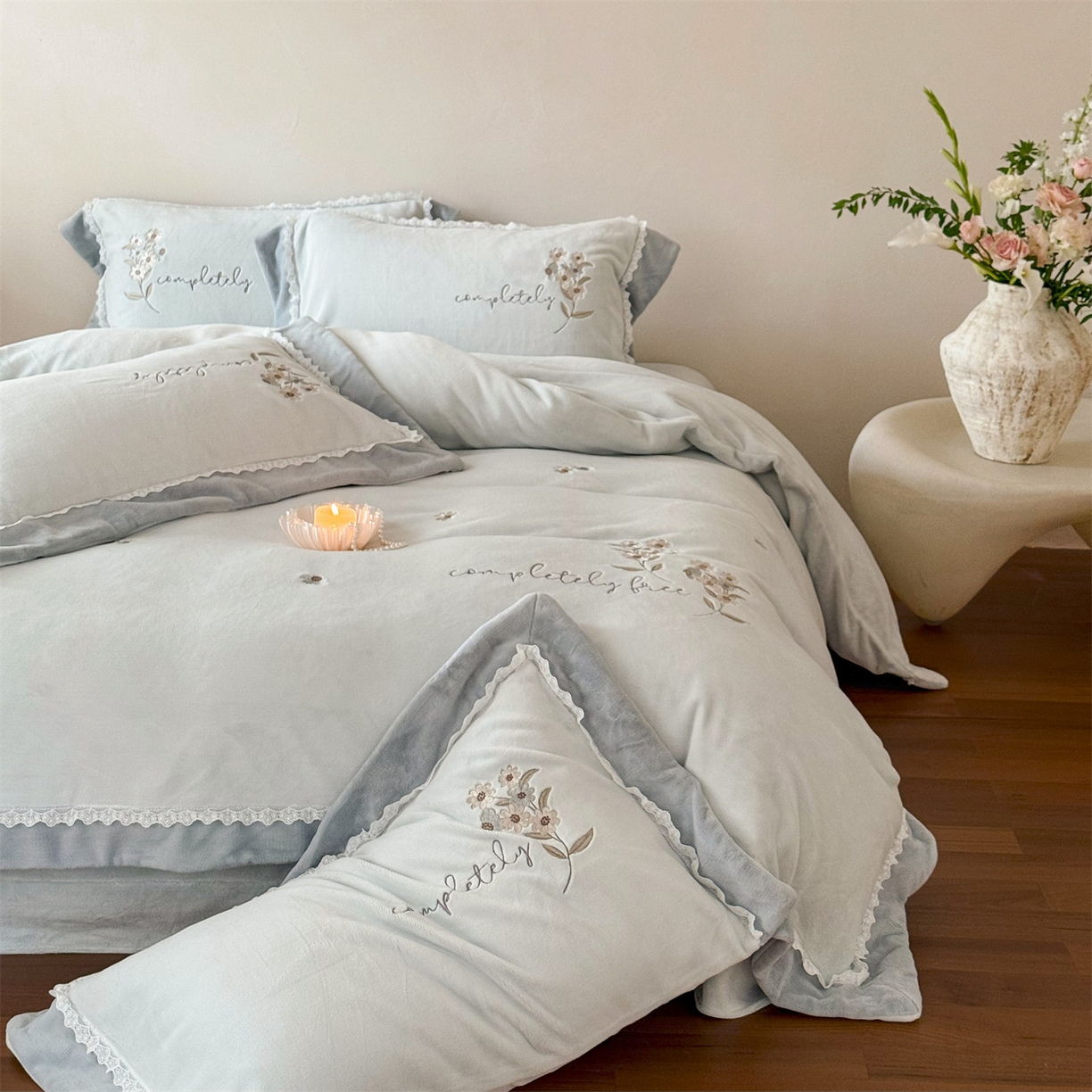 91家纺网 家纺一手货源 找家纺 （总）泽西家纺+V17798841158发大图 2025新品秋冬加厚保暖240克奶肤绒小清新花边宽边刺绣牛奶绒四件套-雏菊轻语