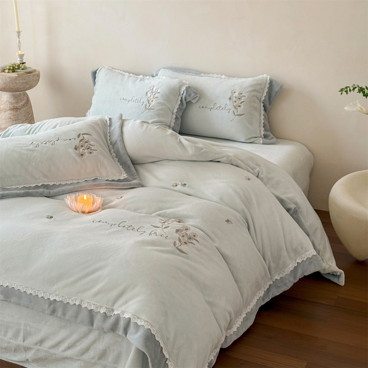 91家纺网 家纺一手货源 找家纺 （总）泽西家纺+V17798841158发大图 2025新品秋冬加厚保暖240克奶肤绒小清新花边宽边刺绣牛奶绒四件套-雏菊轻语