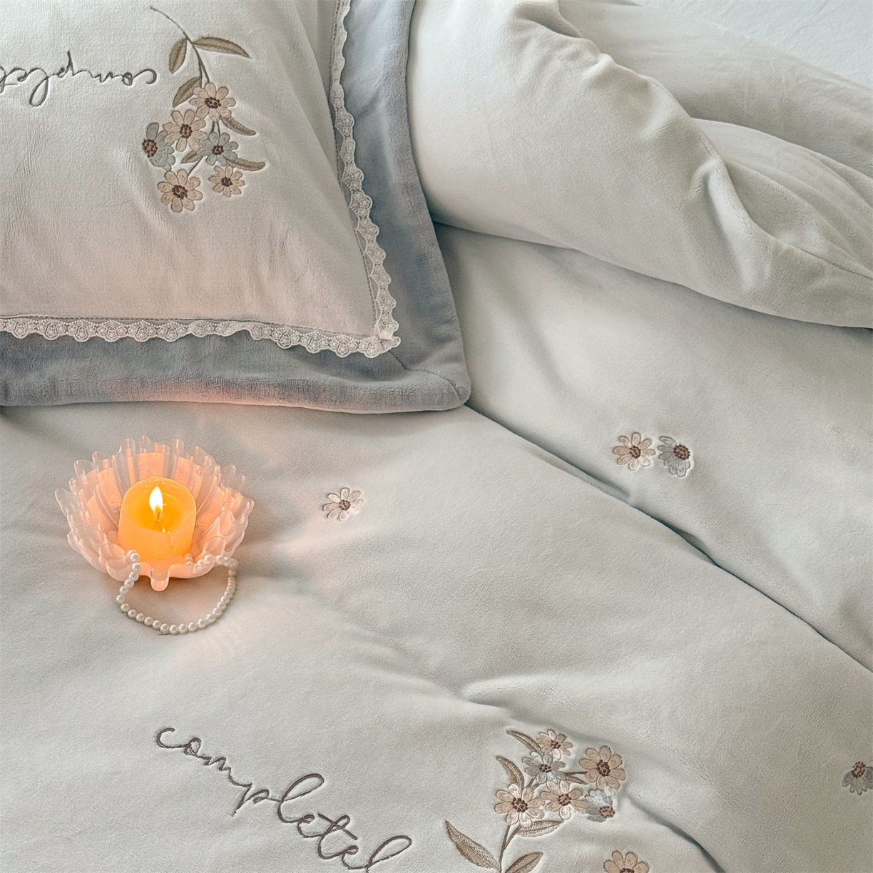 91家纺网 家纺一手货源 找家纺 （总）泽西家纺+V17798841158发大图 2025新品秋冬加厚保暖240克奶肤绒小清新花边宽边刺绣牛奶绒四件套-雏菊轻语