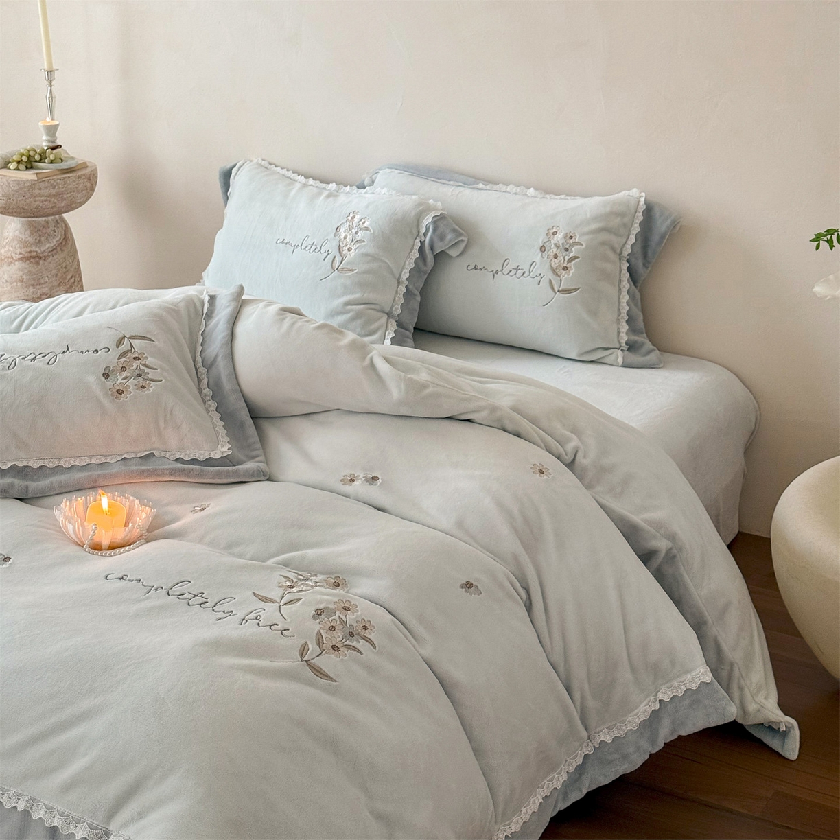 91家纺网 家纺一手货源 找家纺 （总）泽西家纺+V17798841158发大图 2025新品秋冬加厚保暖240克奶肤绒小清新花边宽边刺绣牛奶绒四件套-雏菊轻语