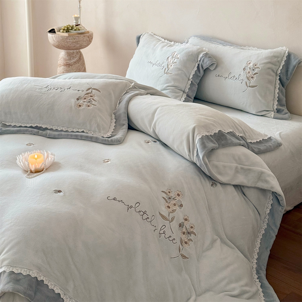 91家纺网 家纺一手货源 找家纺 （总）泽西家纺+V17798841158发大图 2025新品秋冬加厚保暖240克奶肤绒小清新花边宽边刺绣牛奶绒四件套-雏菊轻语