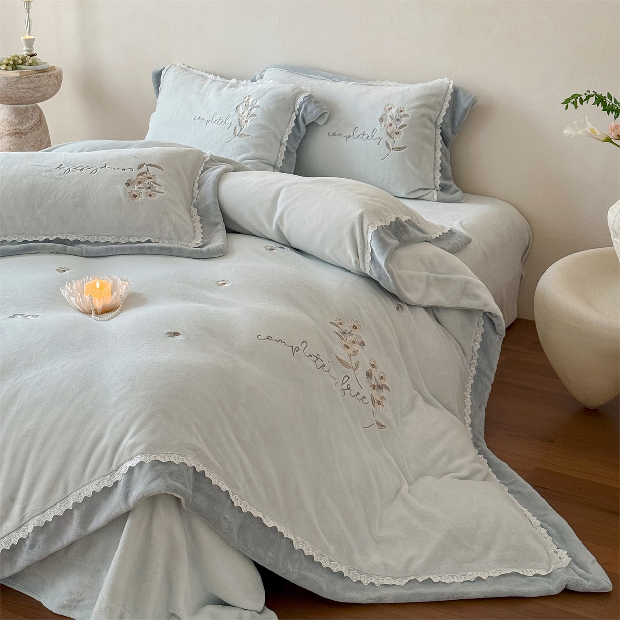 91家纺网 家纺一手货源 找家纺 （总）泽西家纺+V17798841158发大图 2025新品秋冬加厚保暖240克奶肤绒小清新花边宽边刺绣牛奶绒四件套-雏菊轻语