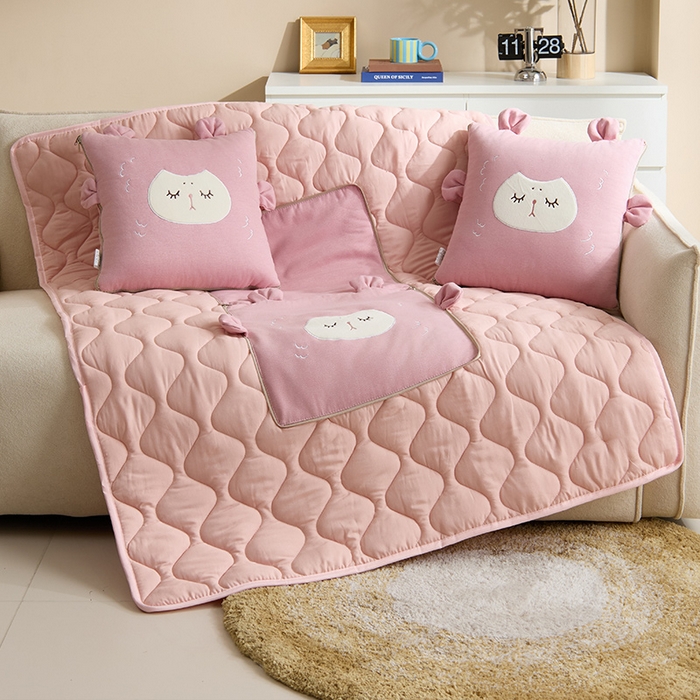 91家纺网 家纺一手货源 找家纺 金喜 2025新款针织棉抱枕靠垫午睡盖毯被酷儿小羊抱枕抱枕被被四季款 针织棉小羊粉色