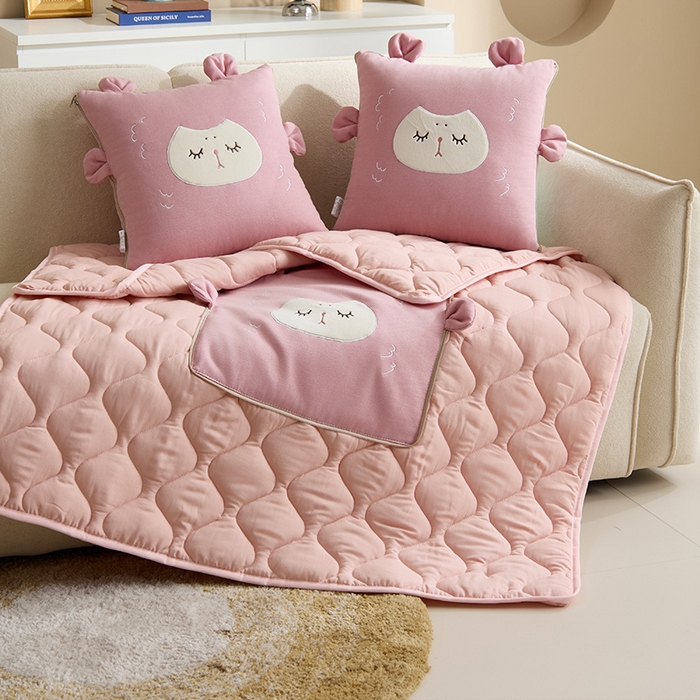 91家纺网 家纺一手货源 找家纺 金喜 2025新款针织棉抱枕靠垫午睡盖毯被酷儿小羊抱枕抱枕被被四季款 针织棉小羊粉色