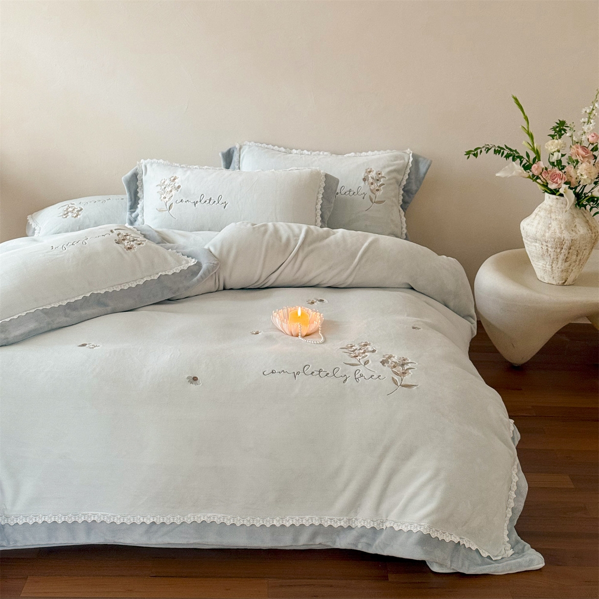 91家纺网 家纺一手货源 找家纺 （总）泽西家纺+V17798841158发大图 2025新品秋冬加厚保暖240克奶肤绒小清新花边宽边刺绣牛奶绒四件套-雏菊轻语