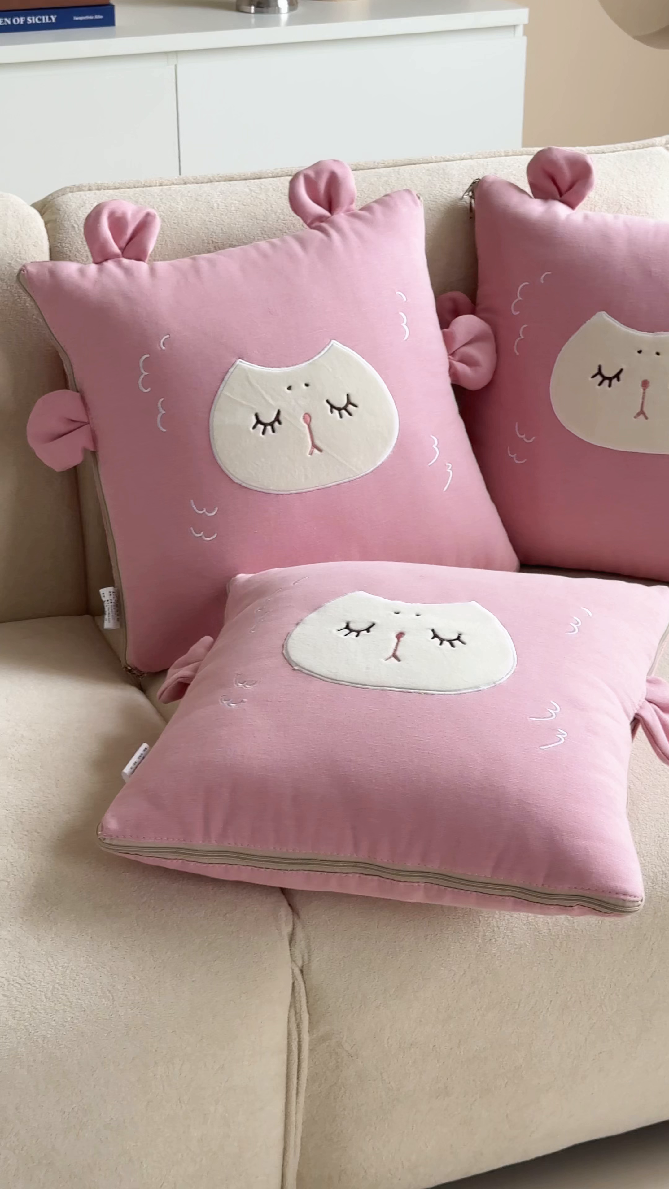 91家纺网 家纺一手货源 找家纺 金喜 2025新款针织棉抱枕靠垫午睡盖毯被酷儿小羊抱枕抱枕被被四季款 针织棉小羊粉色