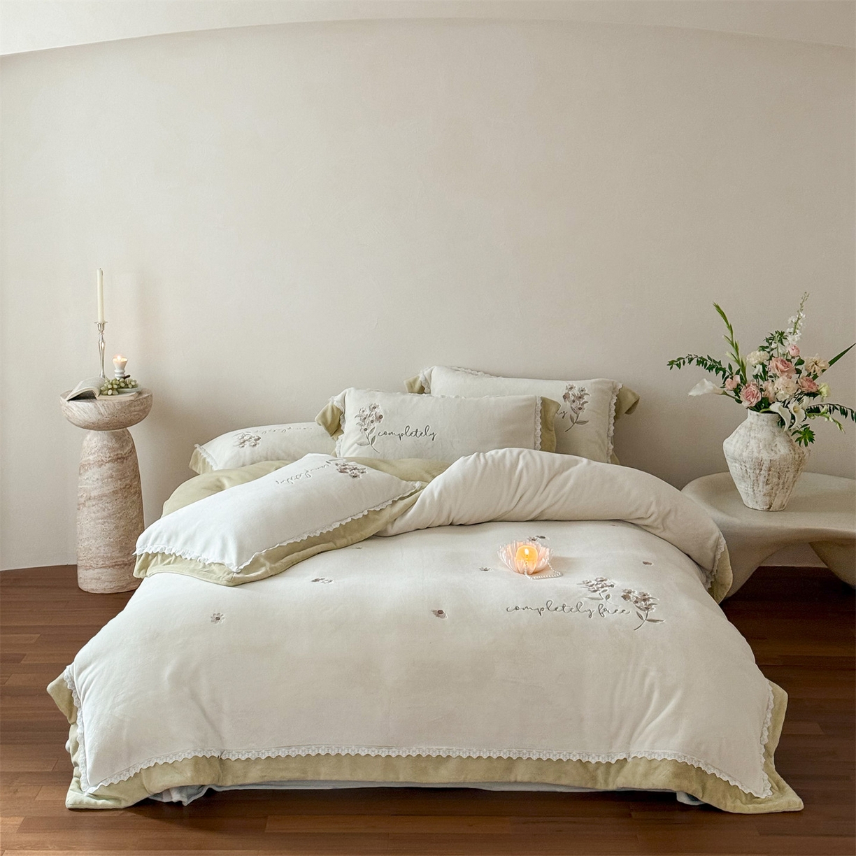 91家纺网 家纺一手货源 找家纺 （总）泽西家纺+V17798841158发大图 2025新品秋冬加厚保暖240克奶肤绒小清新花边宽边刺绣牛奶绒四件套-雏菊轻语