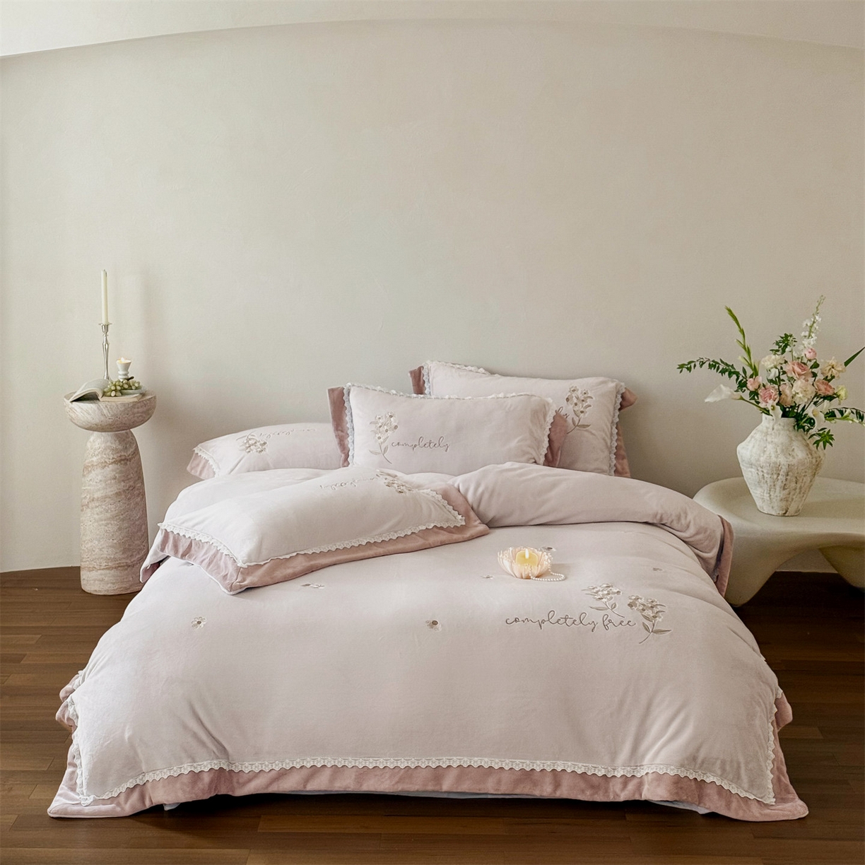 91家纺网 家纺一手货源 找家纺 （总）泽西家纺+V17798841158发大图 2025新品秋冬加厚保暖240克奶肤绒小清新花边宽边刺绣牛奶绒四件套-雏菊轻语