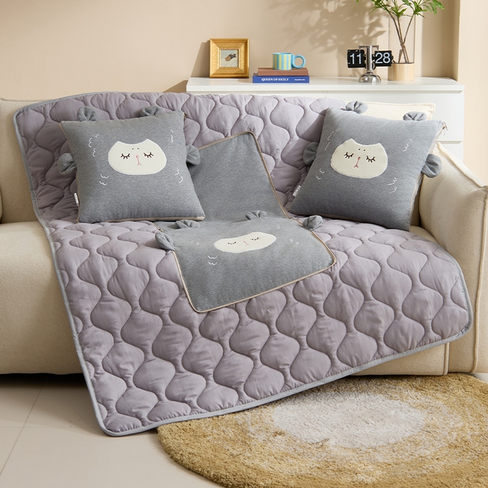 91家纺网 家纺一手货源 找家纺 金喜 2025新款针织棉抱枕靠垫午睡盖毯被酷儿小羊抱枕抱枕被被四季款 针织棉小羊灰色