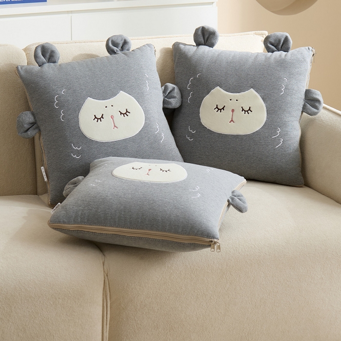 91家纺网 家纺一手货源 找家纺 金喜 2025新款针织棉抱枕靠垫午睡盖毯被酷儿小羊抱枕抱枕被被四季款 针织棉小羊灰色