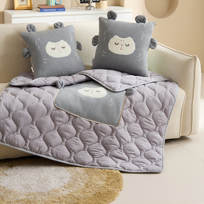 91家纺网 家纺一手货源 找家纺 金喜 2025新款针织棉抱枕靠垫午睡盖毯被酷儿小羊抱枕抱枕被被四季款 针织棉小羊灰色