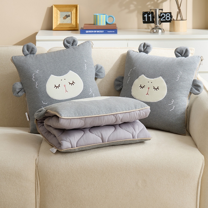 91家纺网 家纺一手货源 找家纺 金喜 2025新款针织棉抱枕靠垫午睡盖毯被酷儿小羊抱枕抱枕被被四季款 针织棉小羊灰色