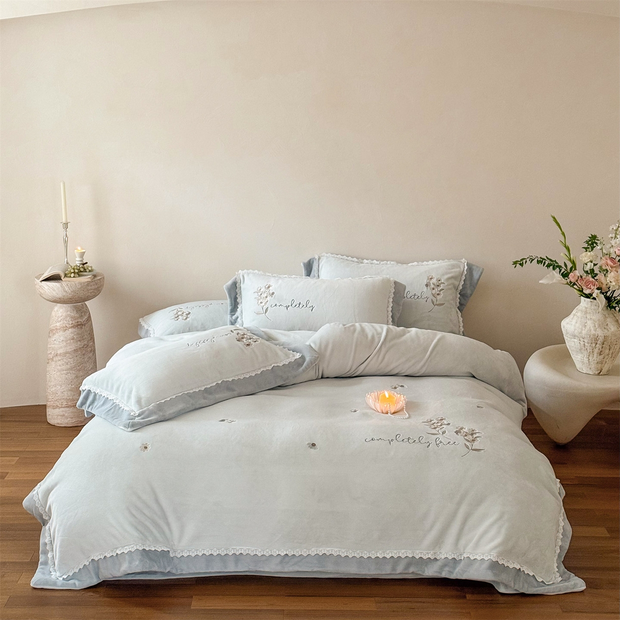 泽西家纺+V17798841158发大图 2025新品秋冬加厚保暖240克奶肤绒小清新花边宽边刺绣牛奶绒四件套-雏菊轻语 雏菊轻语-浅绿