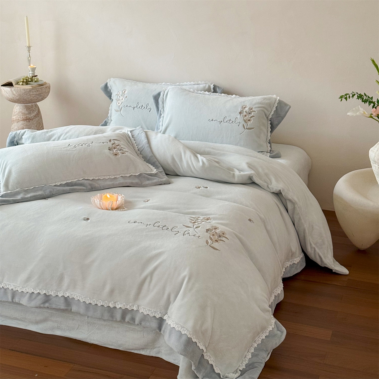 91家纺网 家纺一手货源 找家纺 泽西家纺+V17798841158发大图 2025新品秋冬加厚保暖240克奶肤绒小清新花边宽边刺绣牛奶绒四件套-雏菊轻语 雏菊轻语-浅绿