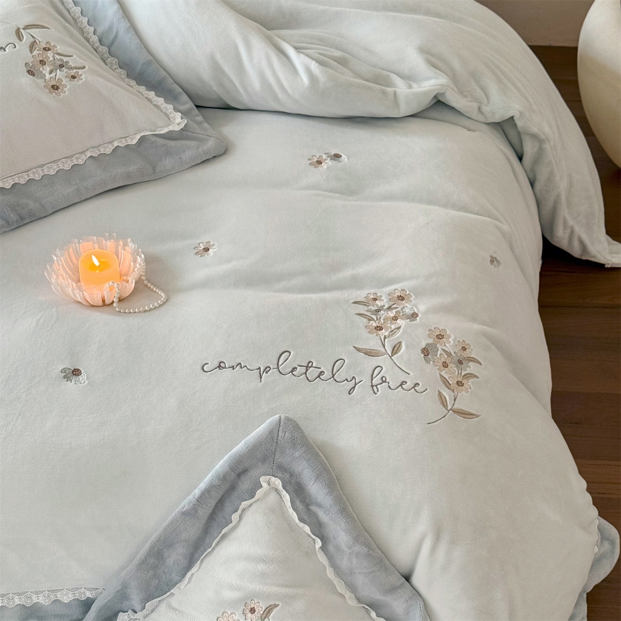 91家纺网 家纺一手货源 找家纺 泽西家纺+V17798841158发大图 2025新品秋冬加厚保暖240克奶肤绒小清新花边宽边刺绣牛奶绒四件套-雏菊轻语 雏菊轻语-浅绿