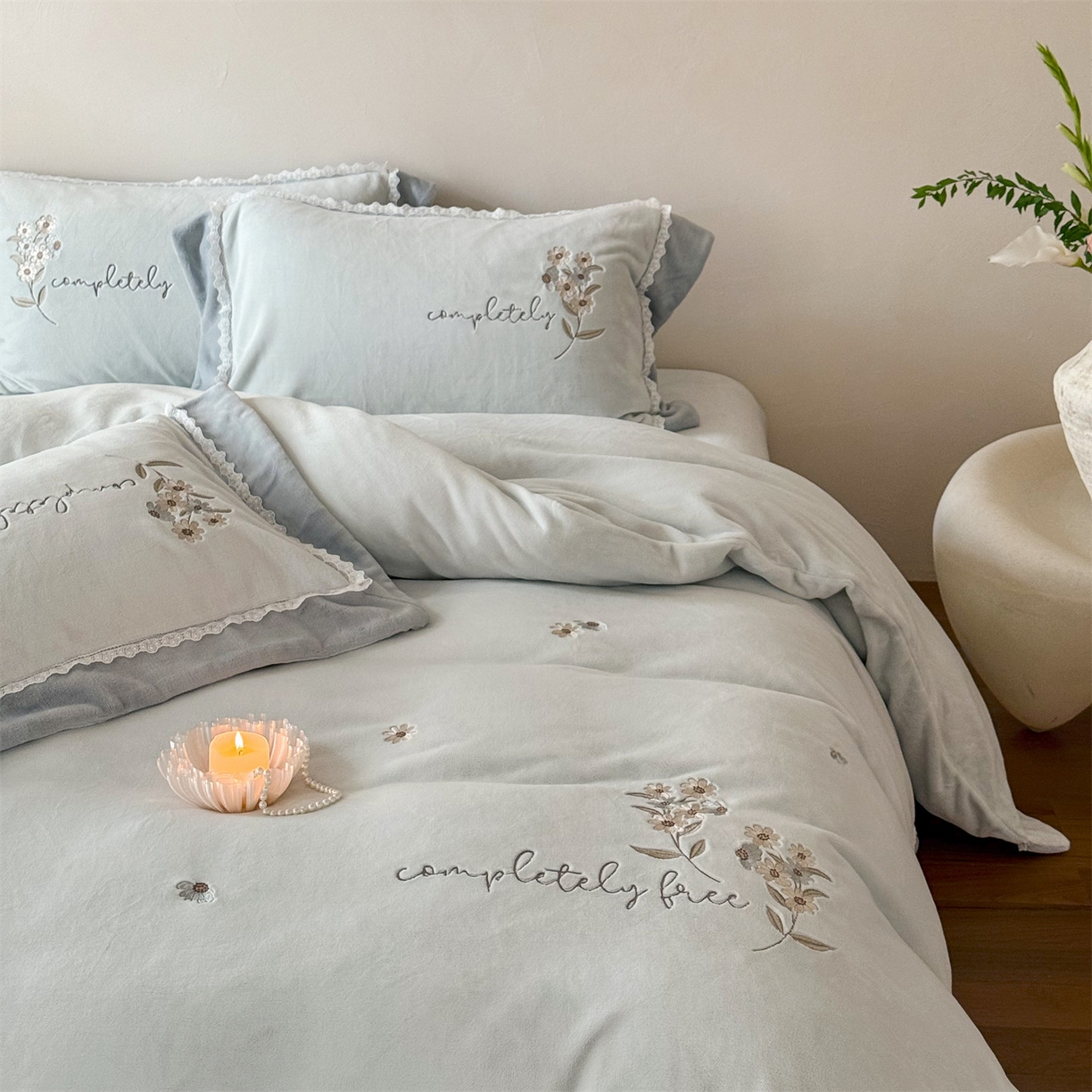 91家纺网 家纺一手货源 找家纺 泽西家纺+V17798841158发大图 2025新品秋冬加厚保暖240克奶肤绒小清新花边宽边刺绣牛奶绒四件套-雏菊轻语 雏菊轻语-浅绿