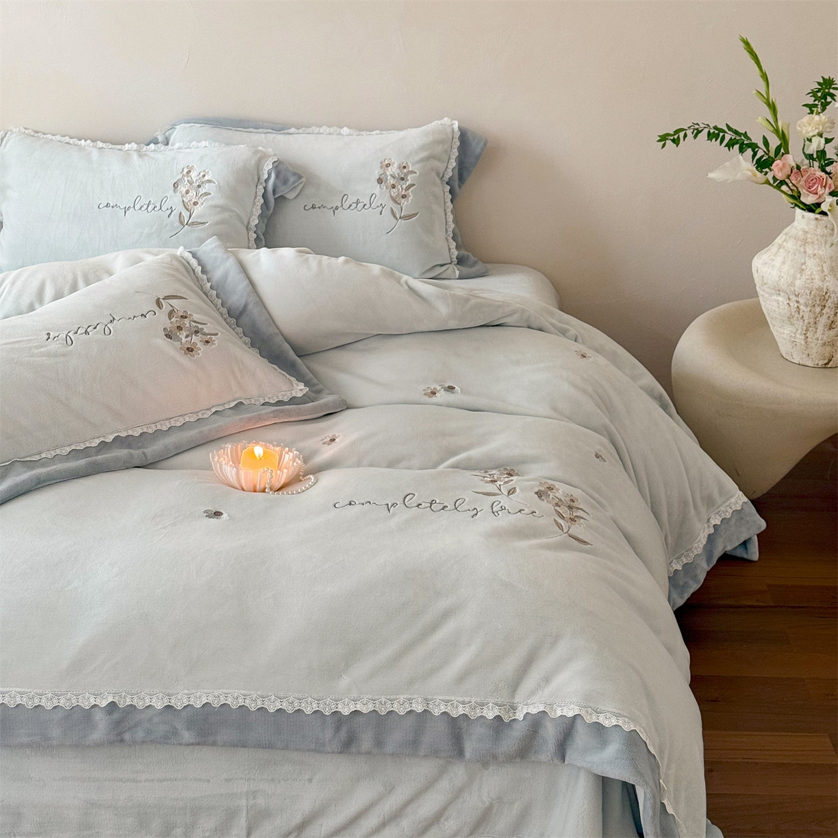 91家纺网 家纺一手货源 找家纺 泽西家纺+V17798841158发大图 2025新品秋冬加厚保暖240克奶肤绒小清新花边宽边刺绣牛奶绒四件套-雏菊轻语 雏菊轻语-浅绿