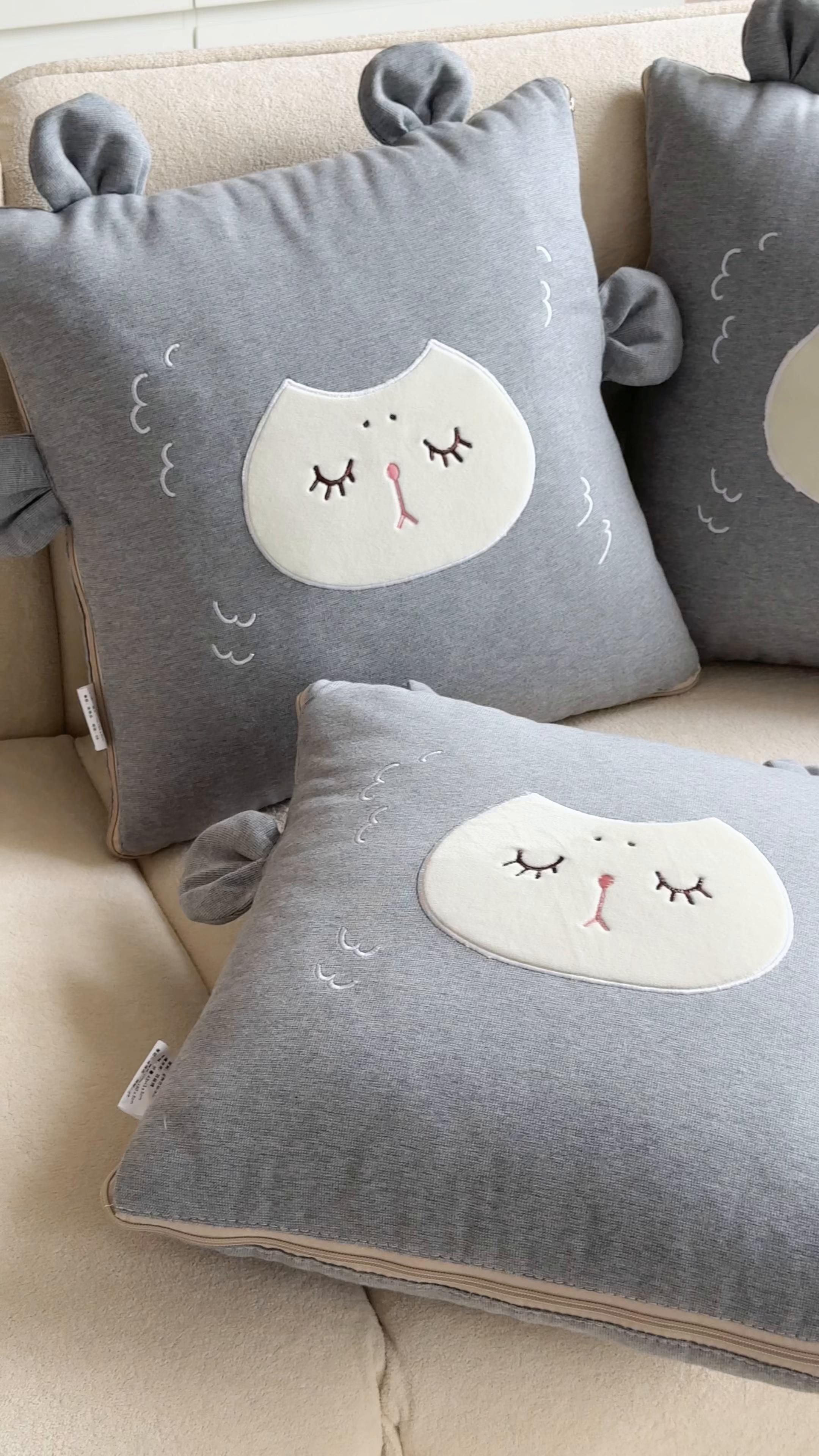 91家纺网 家纺一手货源 找家纺 金喜 2025新款针织棉抱枕靠垫午睡盖毯被酷儿小羊抱枕抱枕被被四季款 针织棉小羊灰色