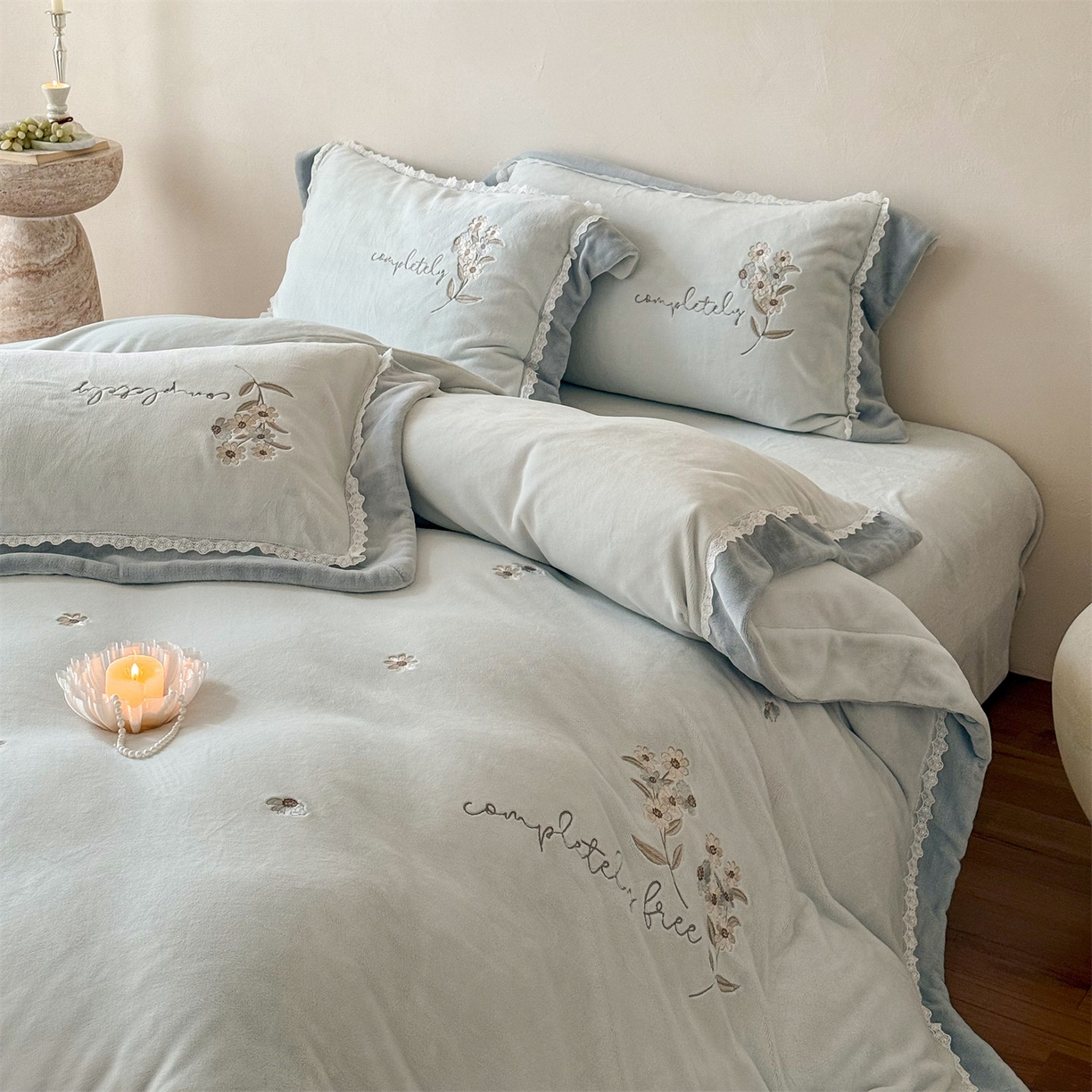 91家纺网 家纺一手货源 找家纺 泽西家纺+V17798841158发大图 2025新品秋冬加厚保暖240克奶肤绒小清新花边宽边刺绣牛奶绒四件套-雏菊轻语 雏菊轻语-浅绿