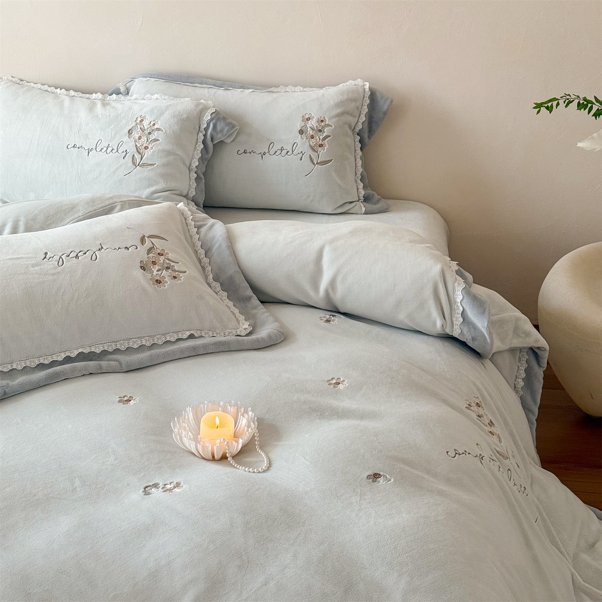 91家纺网 家纺一手货源 找家纺 泽西家纺+V17798841158发大图 2025新品秋冬加厚保暖240克奶肤绒小清新花边宽边刺绣牛奶绒四件套-雏菊轻语 雏菊轻语-浅绿