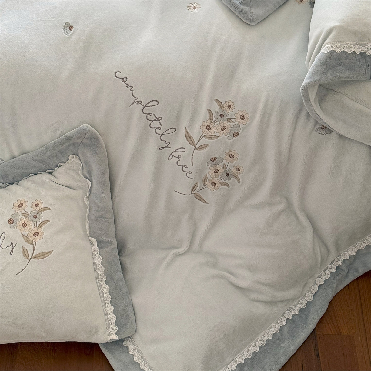 91家纺网 家纺一手货源 找家纺 泽西家纺+V17798841158发大图 2025新品秋冬加厚保暖240克奶肤绒小清新花边宽边刺绣牛奶绒四件套-雏菊轻语 雏菊轻语-浅绿