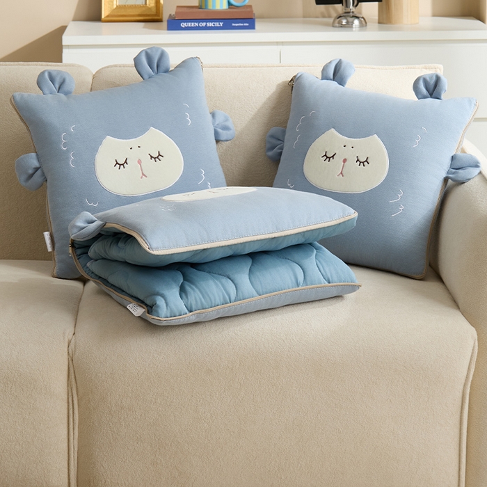 91家纺网 家纺一手货源 找家纺 金喜 2025新款针织棉抱枕靠垫午睡盖毯被酷儿小羊抱枕抱枕被被四季款 针织棉小羊蓝色