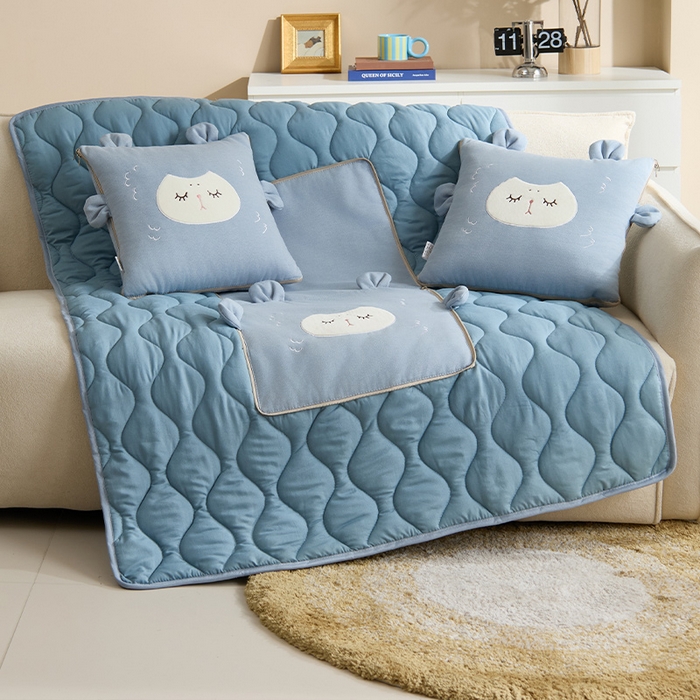 91家纺网 家纺一手货源 找家纺 金喜 2025新款针织棉抱枕靠垫午睡盖毯被酷儿小羊抱枕抱枕被被四季款 针织棉小羊蓝色