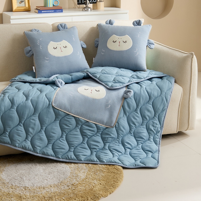 91家纺网 家纺一手货源 找家纺 金喜 2025新款针织棉抱枕靠垫午睡盖毯被酷儿小羊抱枕抱枕被被四季款 针织棉小羊蓝色