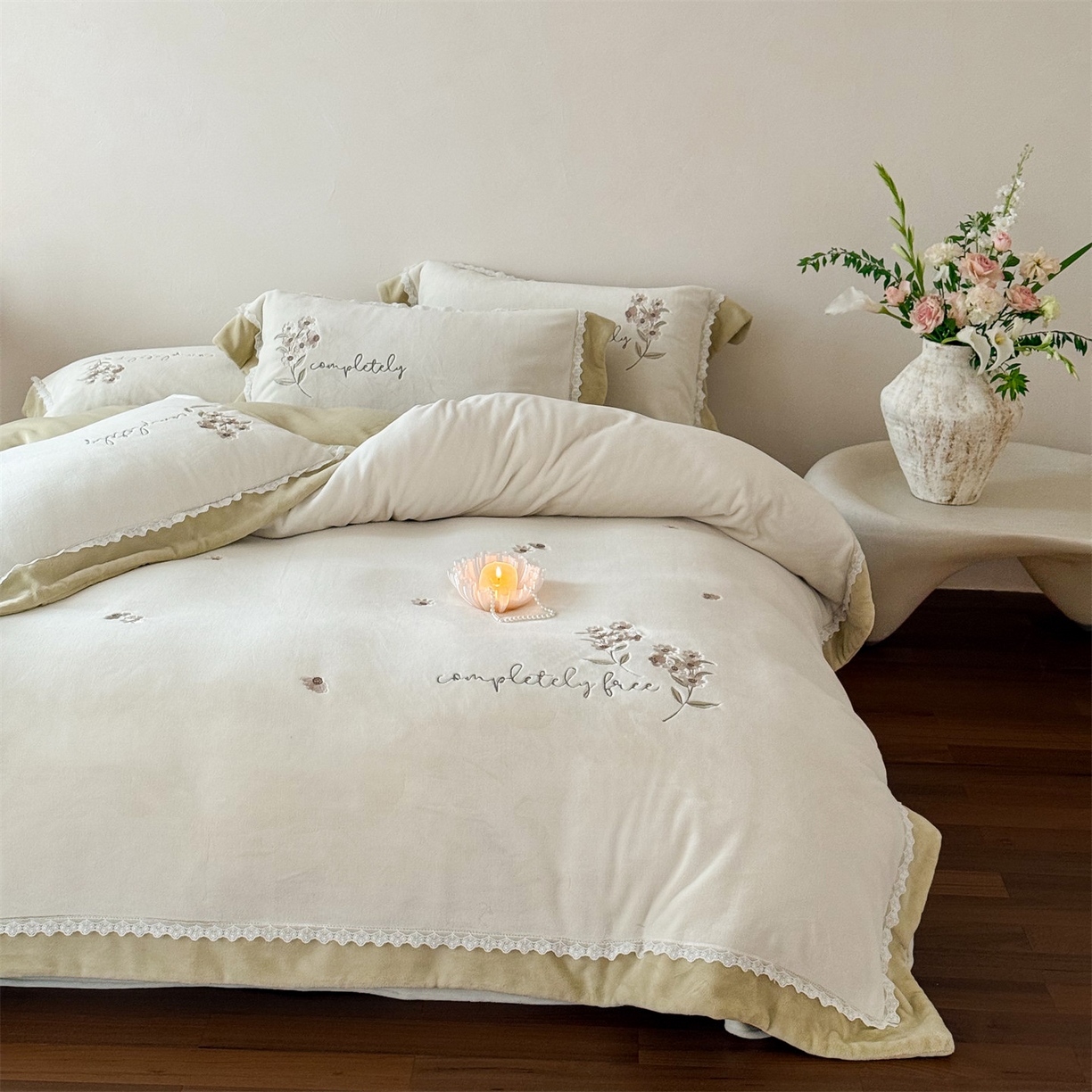 91家纺网 家纺一手货源 找家纺 泽西家纺+V17798841158发大图 2025新品秋冬加厚保暖240克奶肤绒小清新花边宽边刺绣牛奶绒四件套-雏菊轻语 雏菊轻语-姜黄