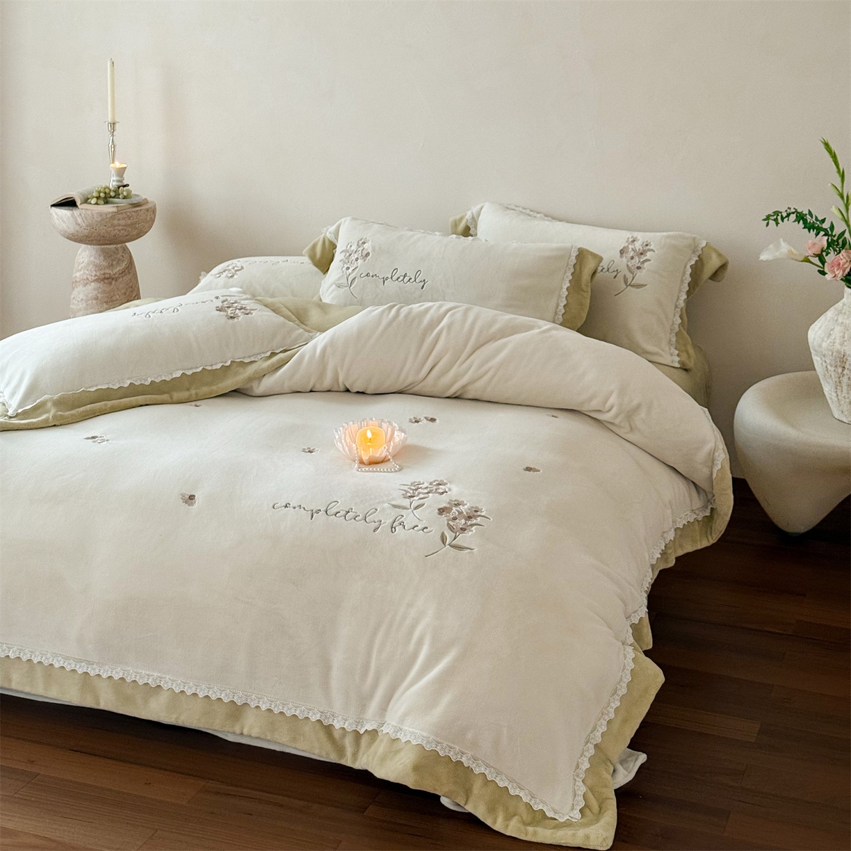 91家纺网 家纺一手货源 找家纺 泽西家纺+V17798841158发大图 2025新品秋冬加厚保暖240克奶肤绒小清新花边宽边刺绣牛奶绒四件套-雏菊轻语 雏菊轻语-姜黄