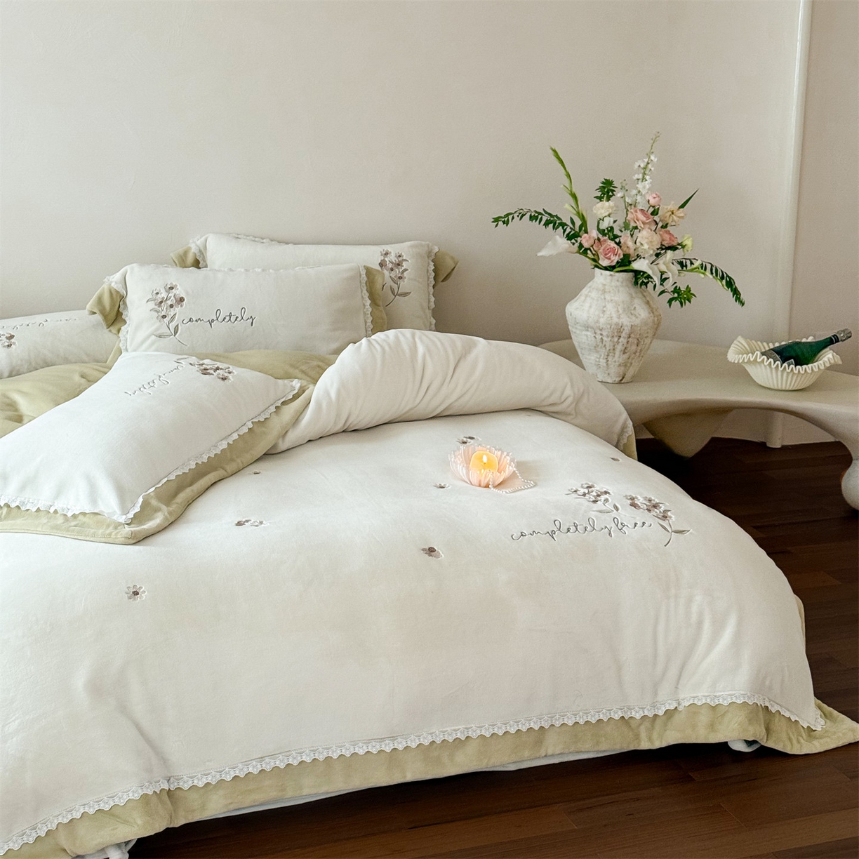 91家纺网 家纺一手货源 找家纺 泽西家纺+V17798841158发大图 2025新品秋冬加厚保暖240克奶肤绒小清新花边宽边刺绣牛奶绒四件套-雏菊轻语 雏菊轻语-姜黄