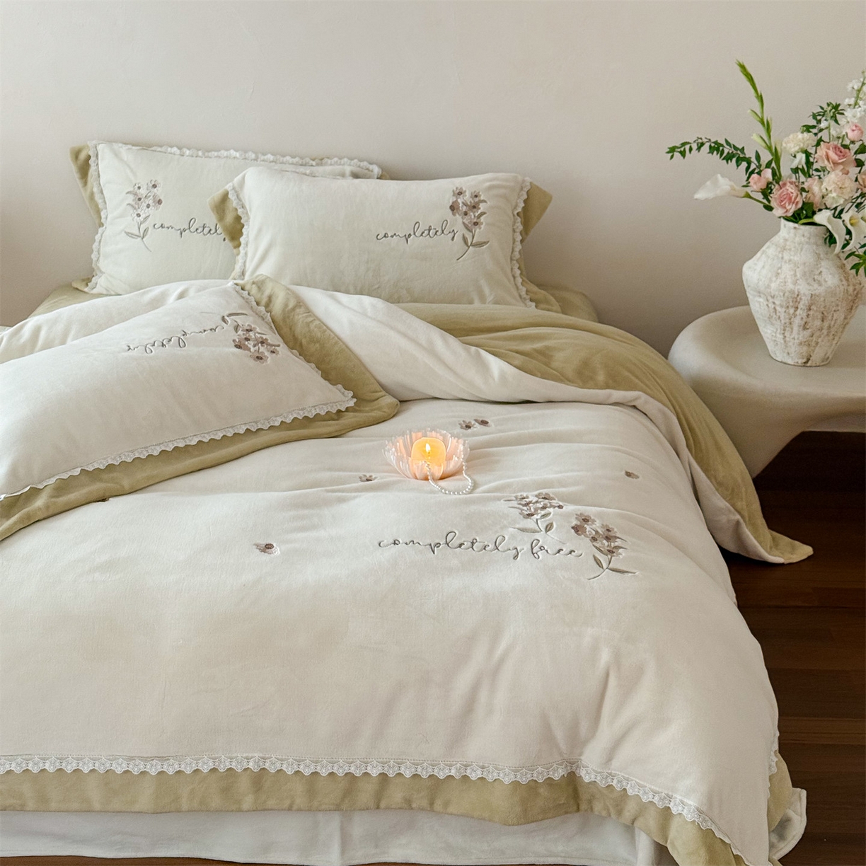 91家纺网 家纺一手货源 找家纺 泽西家纺+V17798841158发大图 2025新品秋冬加厚保暖240克奶肤绒小清新花边宽边刺绣牛奶绒四件套-雏菊轻语 雏菊轻语-姜黄