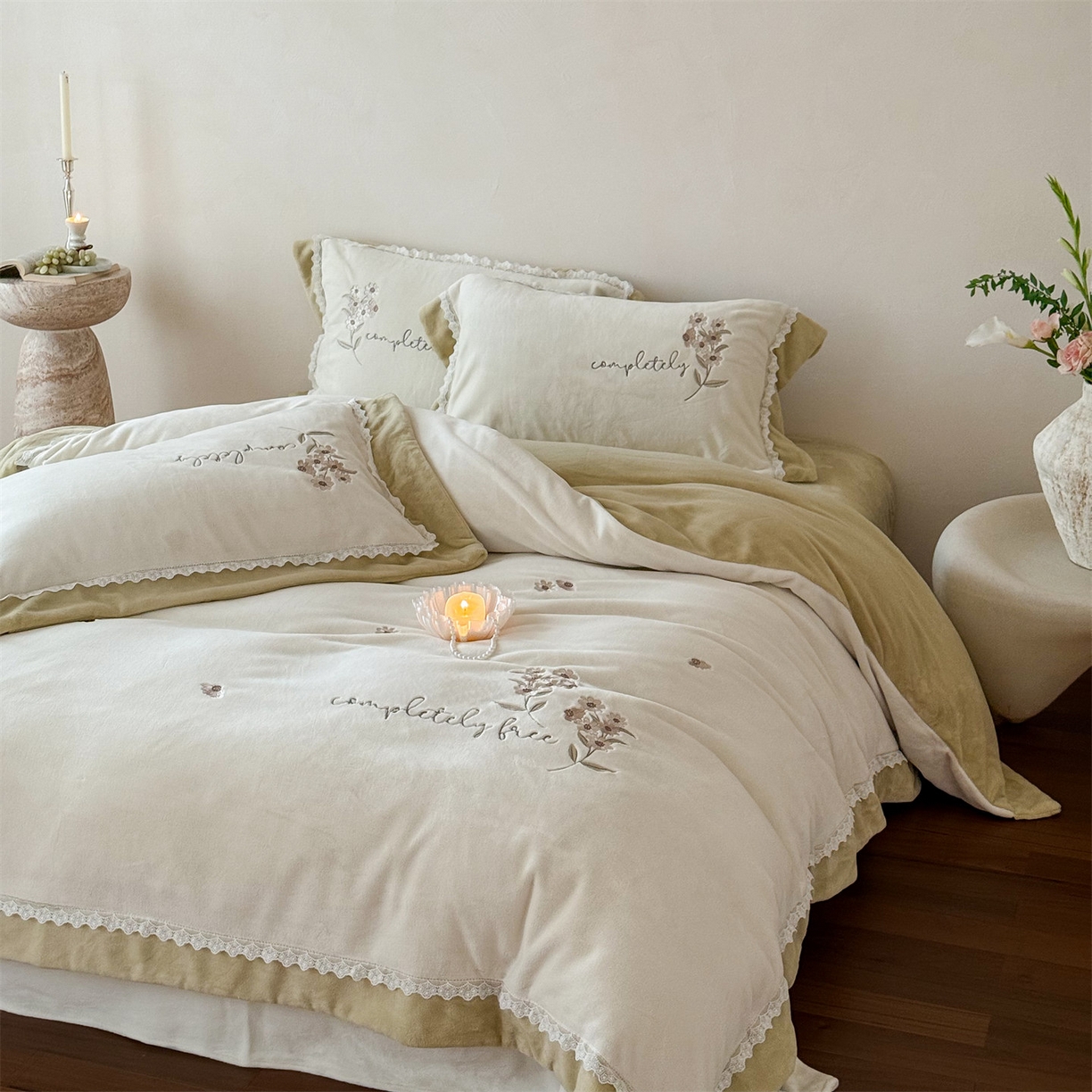 91家纺网 家纺一手货源 找家纺 泽西家纺+V17798841158发大图 2025新品秋冬加厚保暖240克奶肤绒小清新花边宽边刺绣牛奶绒四件套-雏菊轻语 雏菊轻语-姜黄