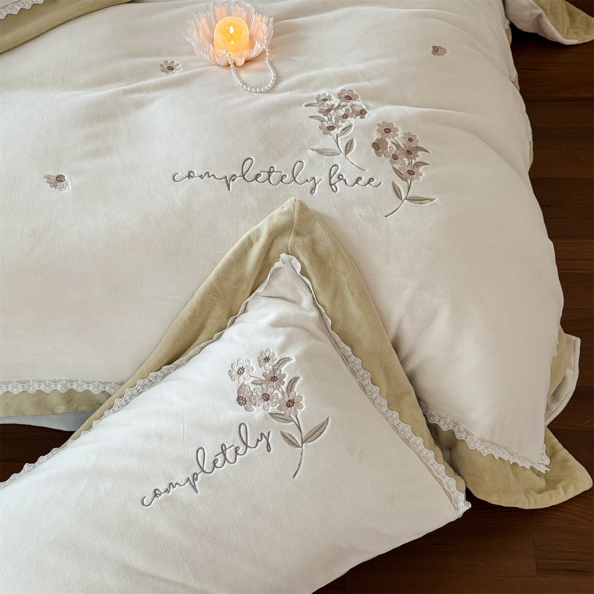 91家纺网 家纺一手货源 找家纺 泽西家纺+V17798841158发大图 2025新品秋冬加厚保暖240克奶肤绒小清新花边宽边刺绣牛奶绒四件套-雏菊轻语 雏菊轻语-姜黄