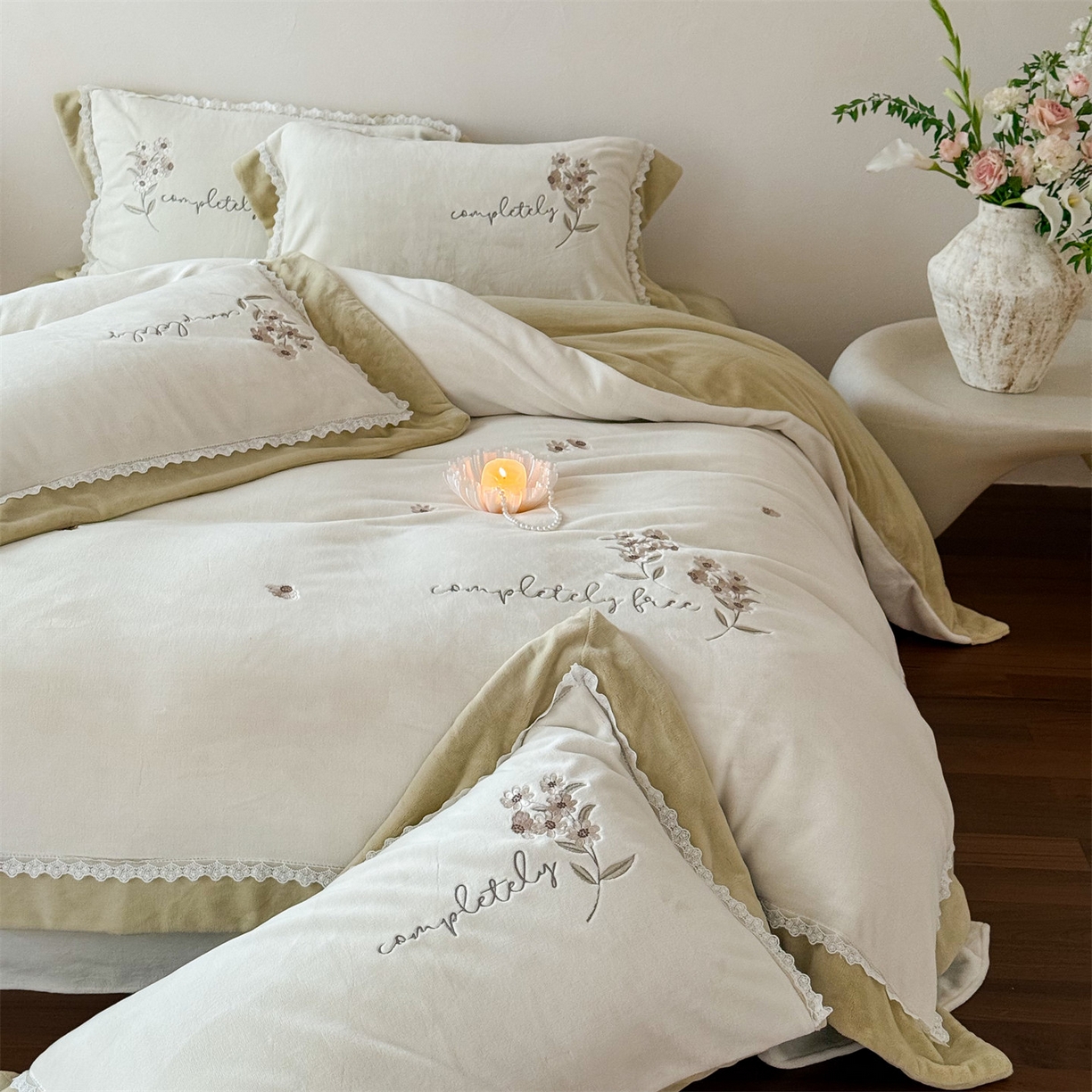 91家纺网 家纺一手货源 找家纺 泽西家纺+V17798841158发大图 2025新品秋冬加厚保暖240克奶肤绒小清新花边宽边刺绣牛奶绒四件套-雏菊轻语 雏菊轻语-姜黄