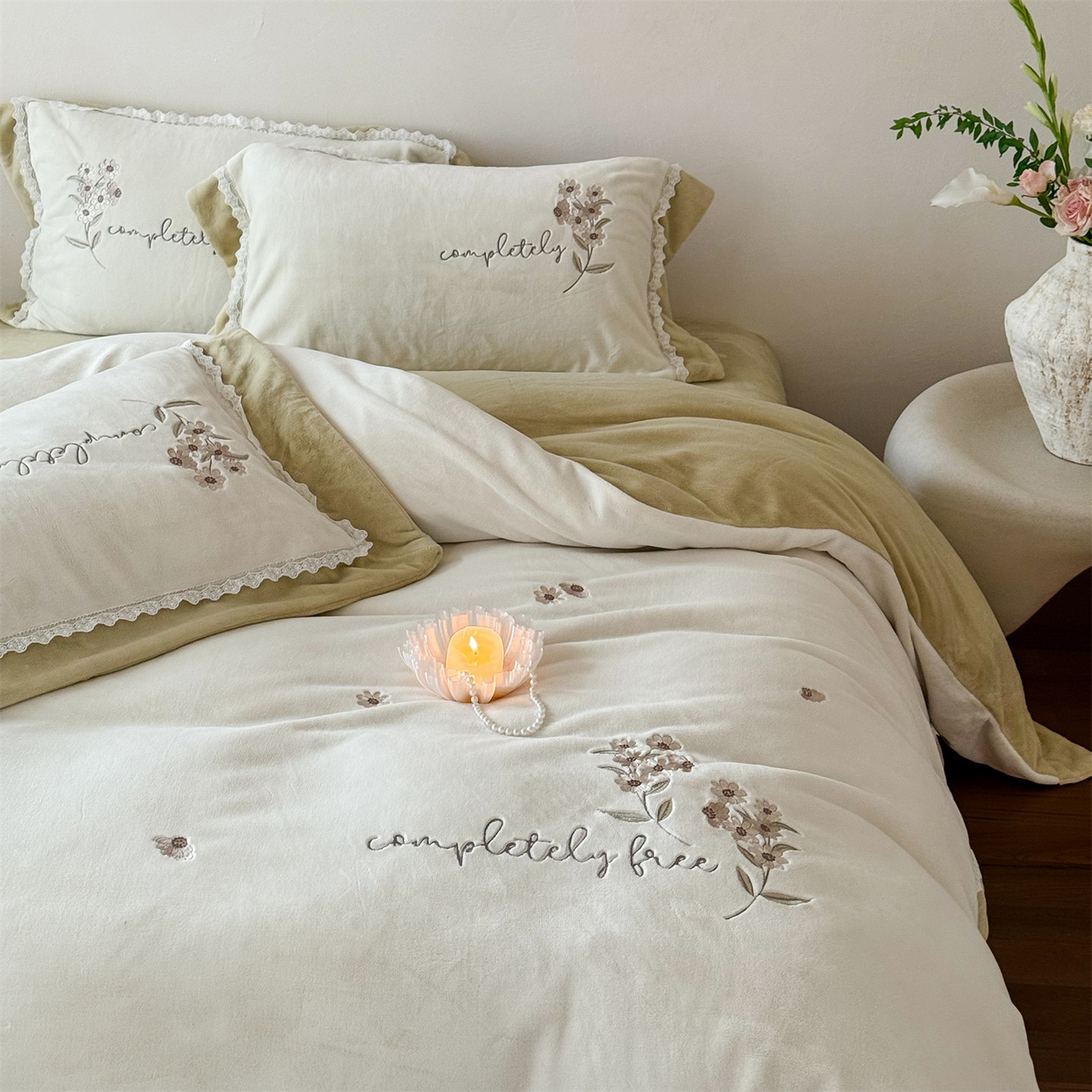 91家纺网 家纺一手货源 找家纺 泽西家纺+V17798841158发大图 2025新品秋冬加厚保暖240克奶肤绒小清新花边宽边刺绣牛奶绒四件套-雏菊轻语 雏菊轻语-姜黄