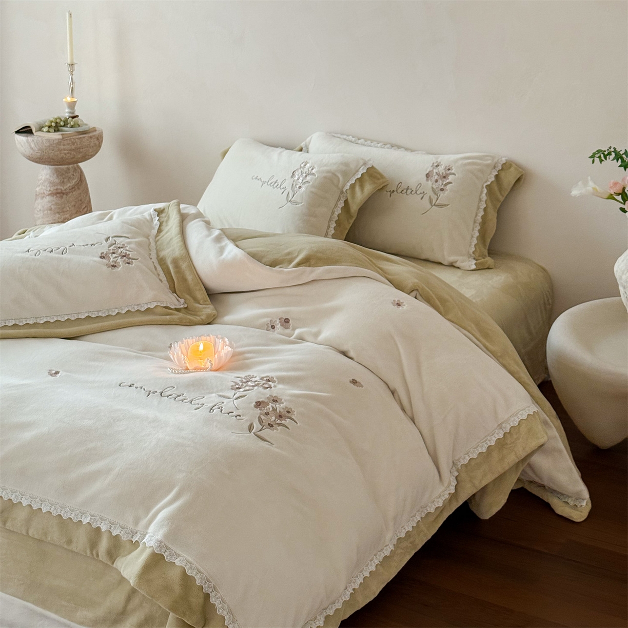 91家纺网 家纺一手货源 找家纺 泽西家纺+V17798841158发大图 2025新品秋冬加厚保暖240克奶肤绒小清新花边宽边刺绣牛奶绒四件套-雏菊轻语 雏菊轻语-姜黄