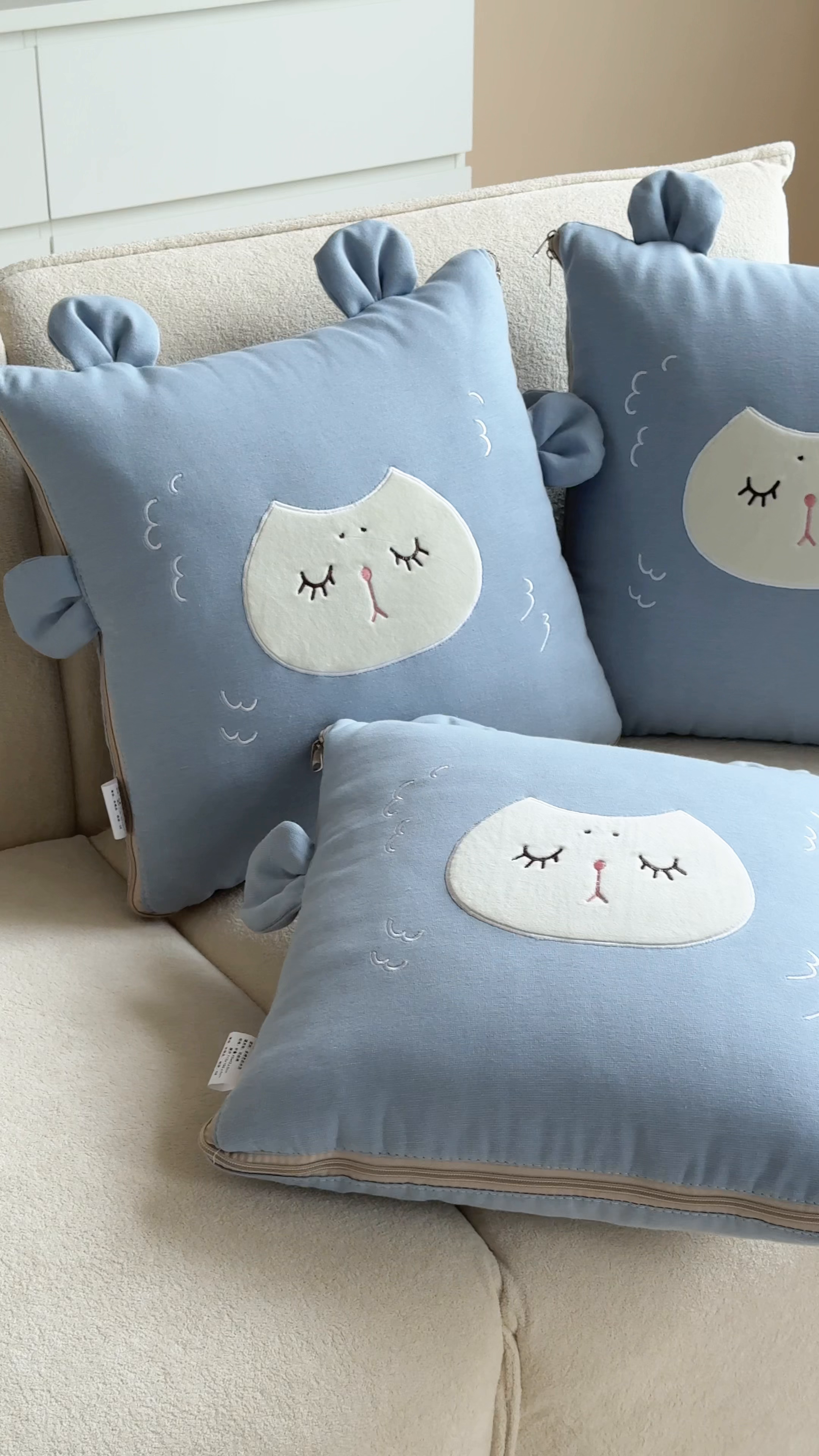 91家纺网 家纺一手货源 找家纺 金喜 2025新款针织棉抱枕靠垫午睡盖毯被酷儿小羊抱枕抱枕被被四季款 针织棉小羊蓝色