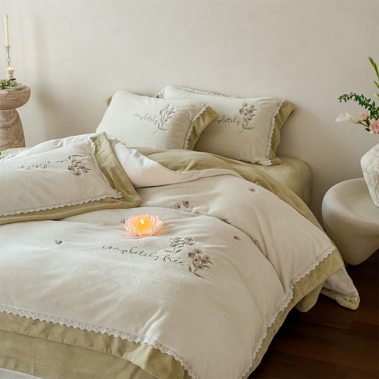 91家纺网 家纺一手货源 找家纺 泽西家纺+V17798841158发大图 2025新品秋冬加厚保暖240克奶肤绒小清新花边宽边刺绣牛奶绒四件套-雏菊轻语 雏菊轻语-姜黄