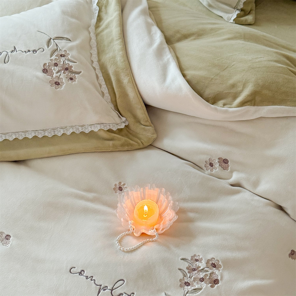 91家纺网 家纺一手货源 找家纺 泽西家纺+V17798841158发大图 2025新品秋冬加厚保暖240克奶肤绒小清新花边宽边刺绣牛奶绒四件套-雏菊轻语 雏菊轻语-姜黄